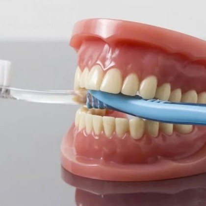 Igiene della protesi dentale, a casa si può